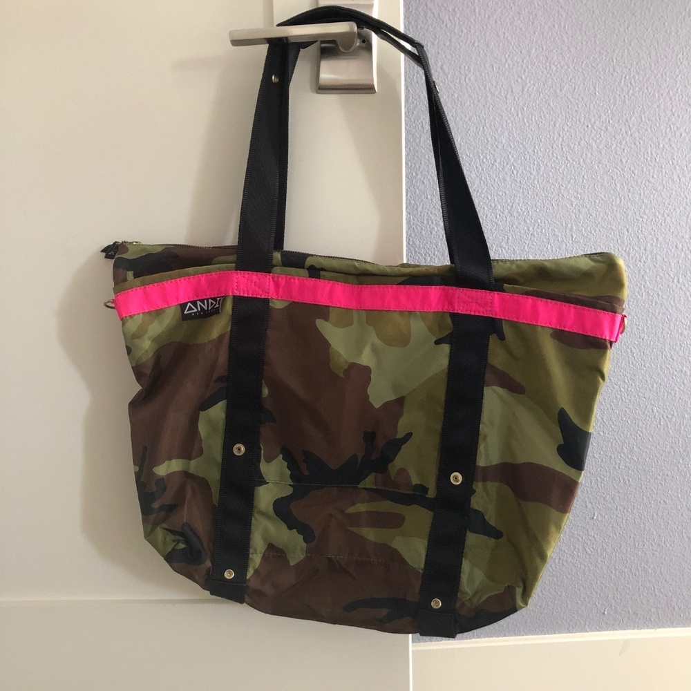 Andi Camo Pop Pink tote